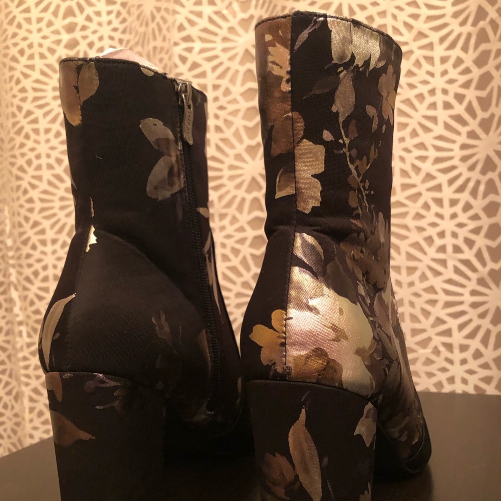 NWT Boutique Black Floral Print Metallic Booties - Picture 11 of 16